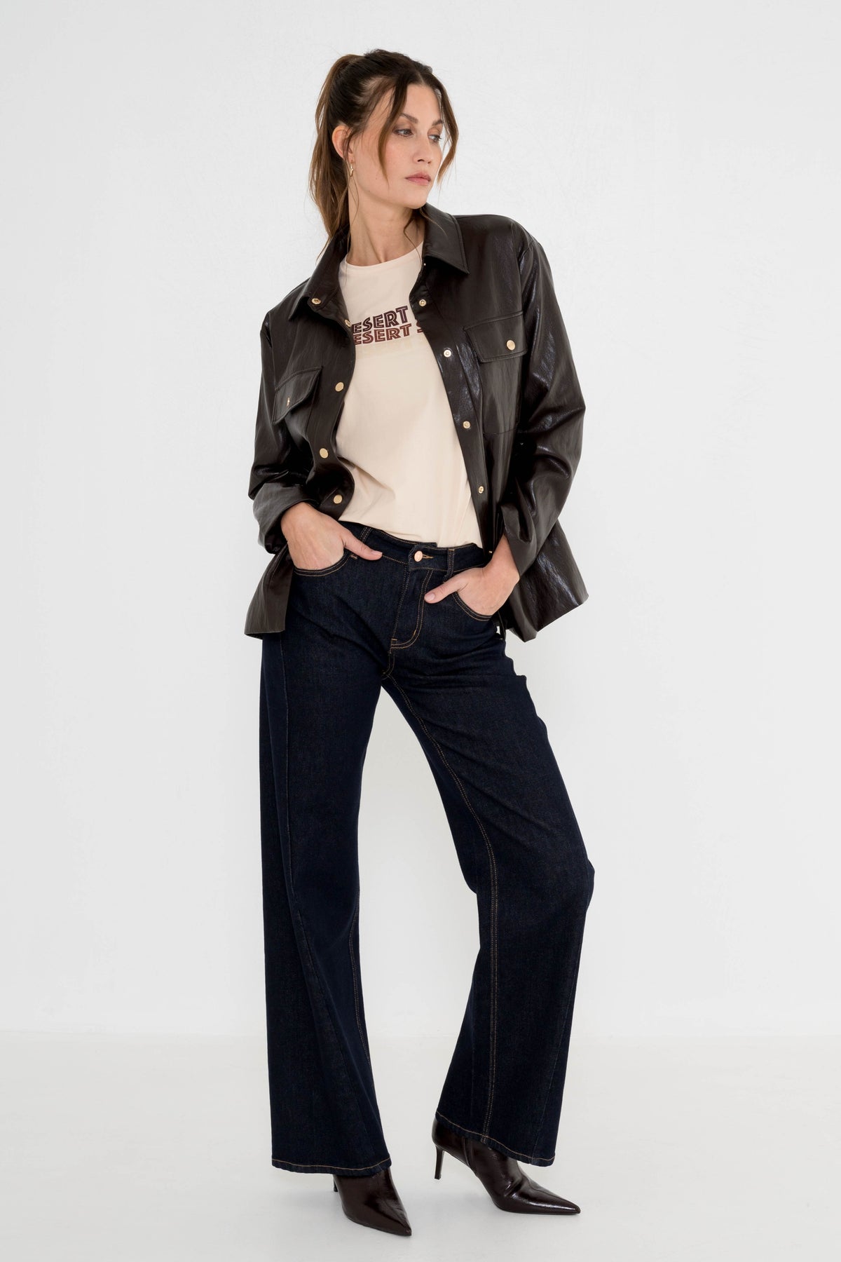 Maicazz & Zizo Vinta bruine jas met capuchon en knopen, casual stijl, gedragen door een model op straat.