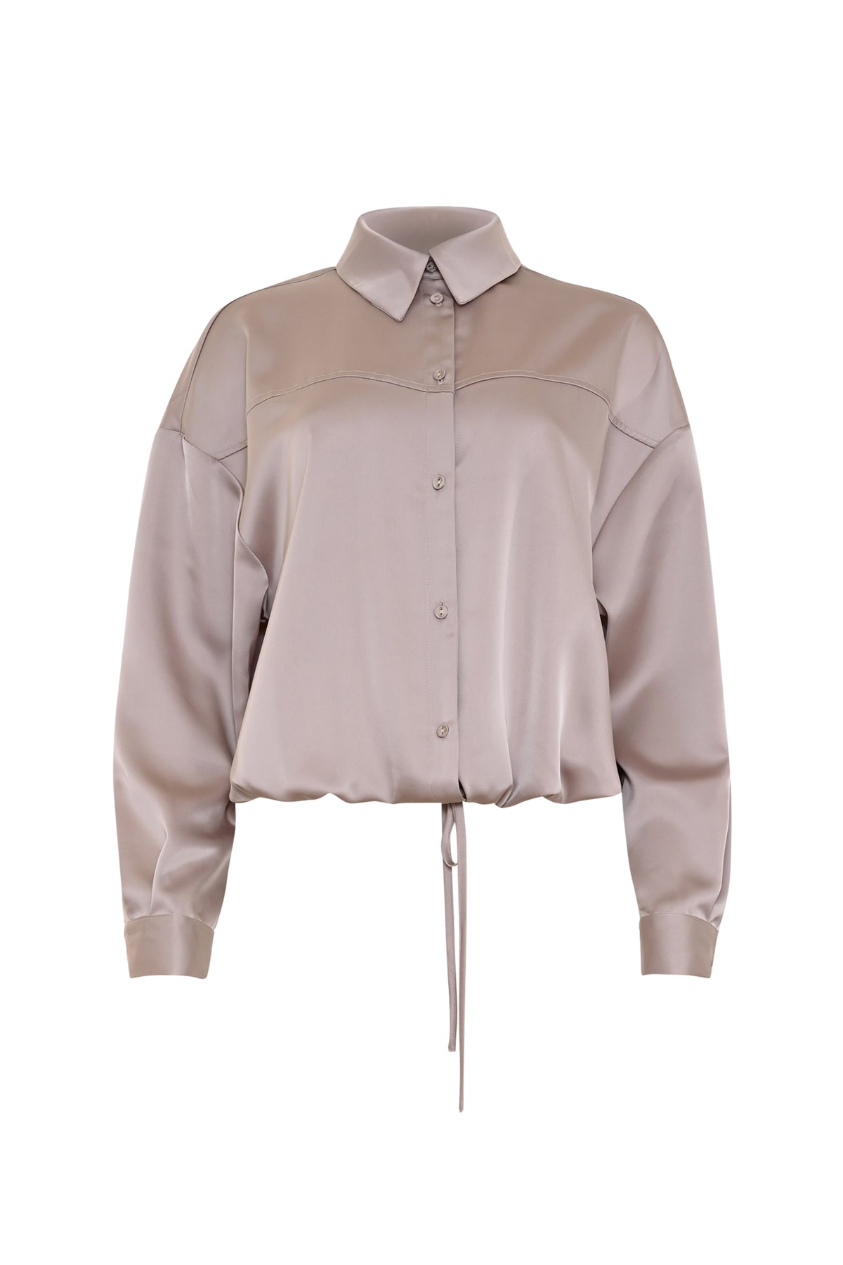 Lichte blauwe blouse Velcie Birch van Maicazz & Zizo, met lange mouwen en elegante uitstraling, gedragen door een model.