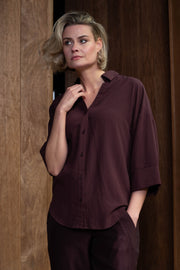 Blouse Vieve Cabarnet van Maicazz & Zizo, lichtgewicht met lange mouwen en stijlvolle pasvorm, gedragen door een model.