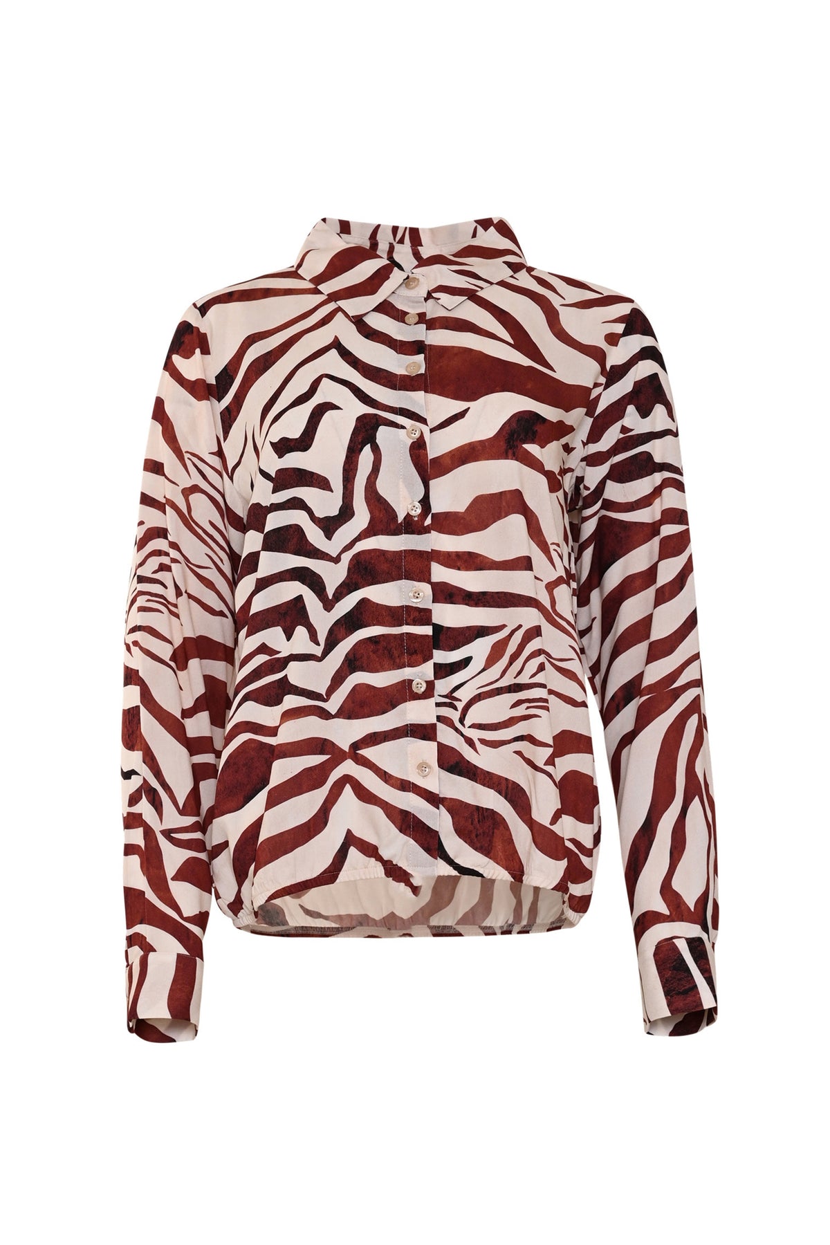 Zebra print blouse Pydia van Maicazz & Zizo, vloeiende stijl, korte mouwen en ronde hals, gedragen door model.