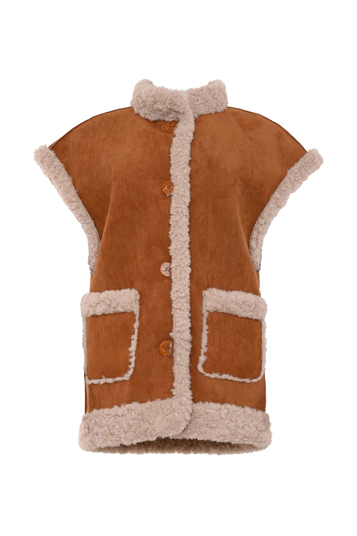 Gilet Vengi Goldy Mustard van Maicazz & Zizo, geel en modieus, gedragen door een model, close-up van de textuur en pasvorm