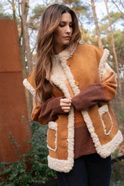 Gilet Vengi Goldy Mustard van Maicazz & Zizo, gele gewatteerde vest met ritssluiting en zachte afwerking.