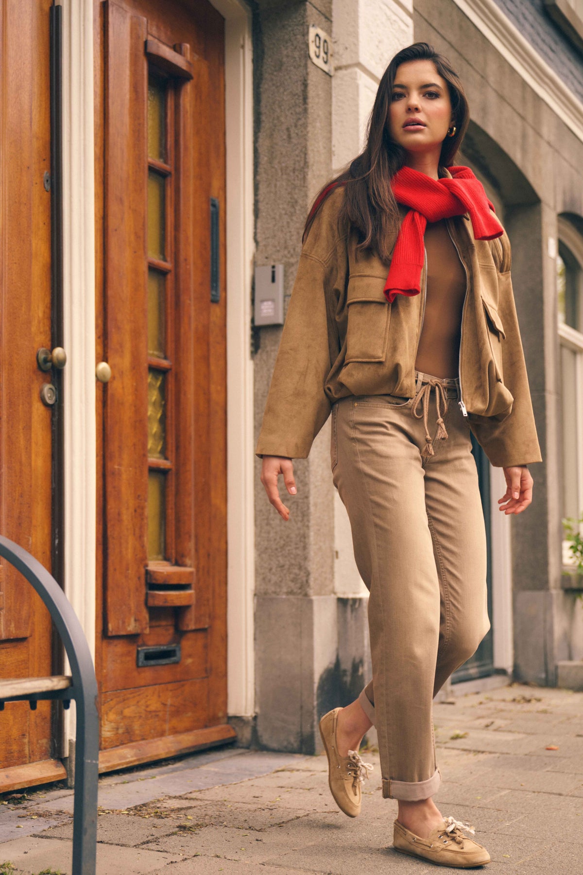 Vintage denim broek Bobby van Para Mi in camel kleur, met een rechte pasvorm en klassieke details, zichtbaar op de afbeelding.