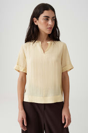 Lichte, crèmekleurige blouse Filkara Honey Butter van Opus met zachte stof en overhemdkraag, gedragen door een model.