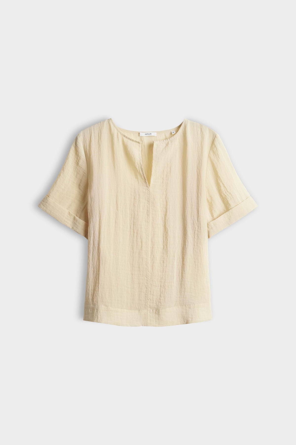 Lichte blouse Filkara Honey Butter van Opus, met zachte stof en elegante pasvorm, gedragen door een model.
