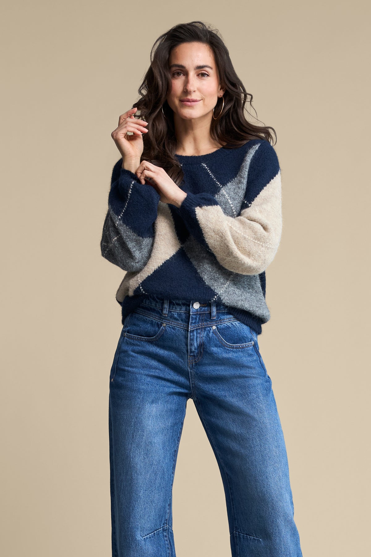 Indigo argyle sweater van Red Button met geruite patroon en ronde hals, gedragen door een model.
