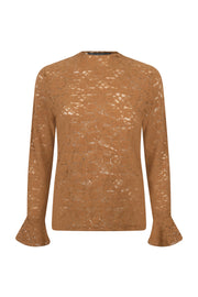 Lichte cinnamon top met wijde mouwen en kanten details, Tramontana C36-22-401, gestyled op een hangertje.