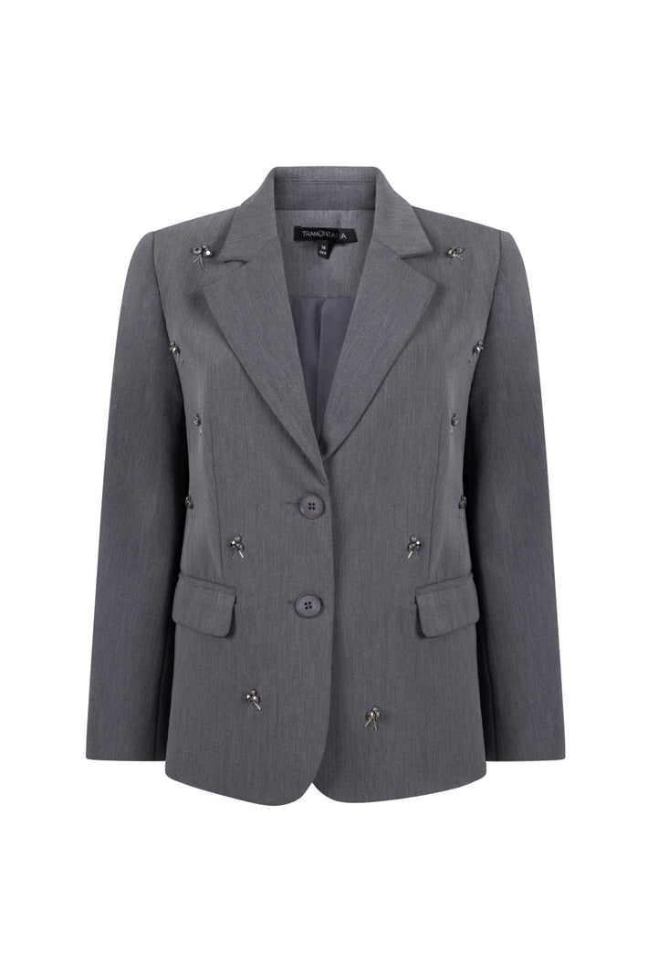 Lichte grafietkleurige blazer van Tramontana met embellishments, modern ontwerp, gedragen door een model, close-up van de details.