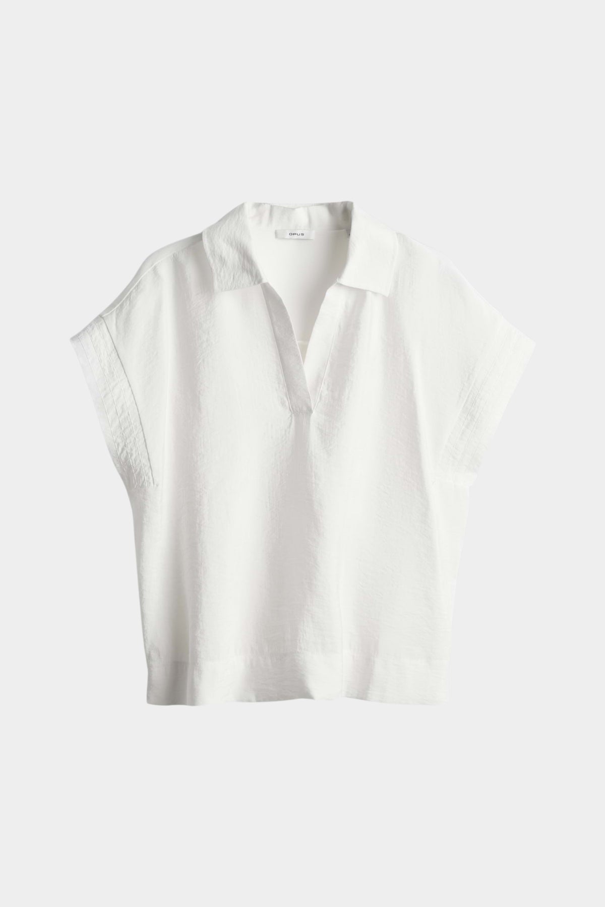 Lichte katoenen blouse van Opus, Sinula model, getoond in een stijlvolle pasvorm op een model, wit met subtiele details.