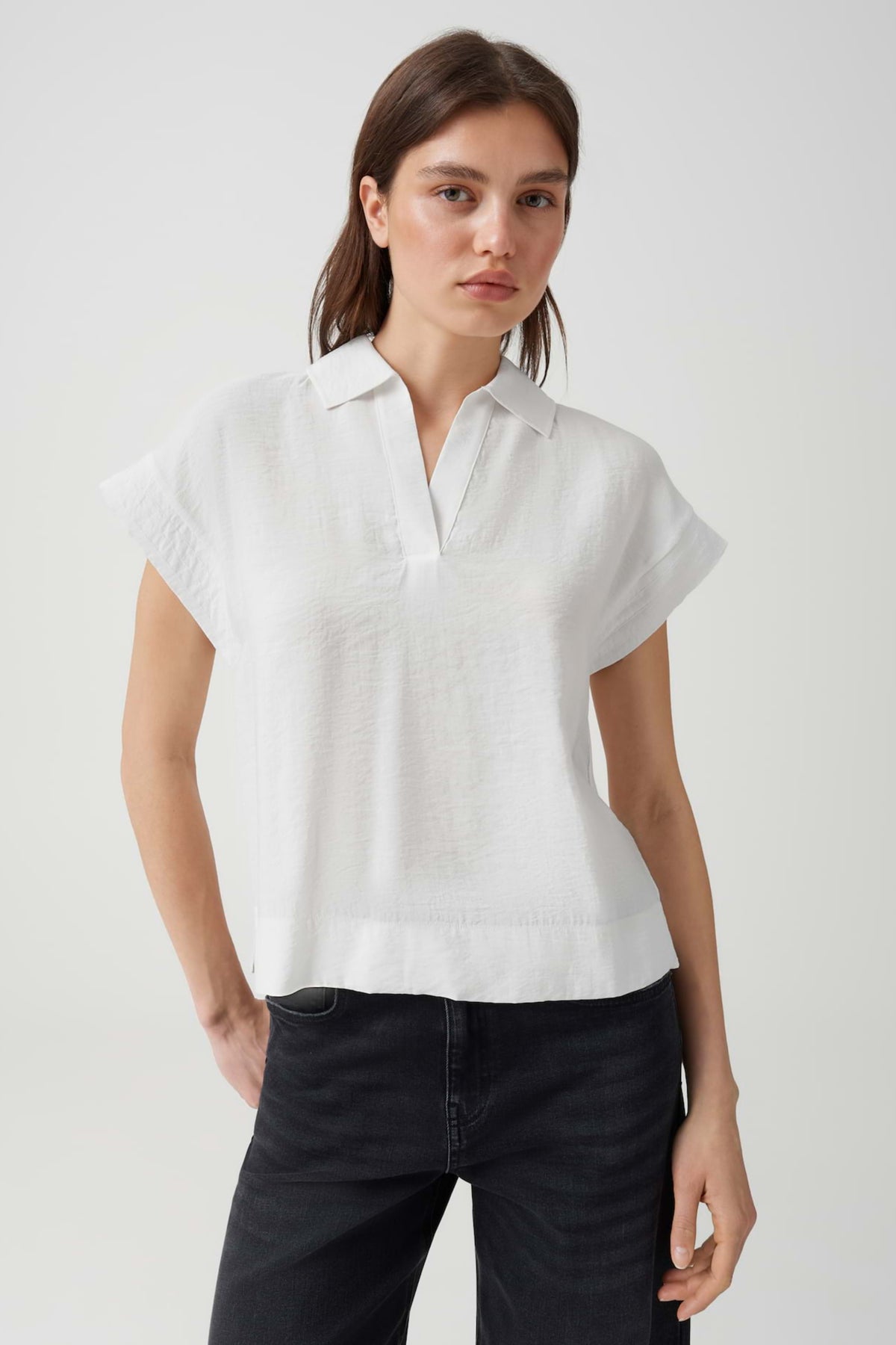 Lichte katoenen blouse Sinula van Opus, vrouwelijk ontwerp met knoopsluiting en lange mouwen, gedragen door een model.