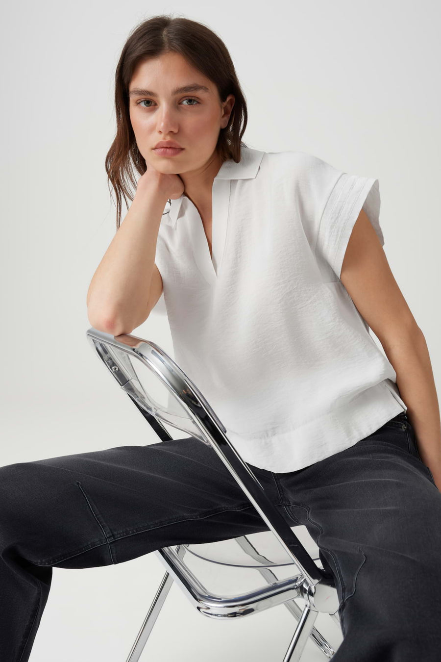 Lichte katoenen blouse van Opus Sinula met lange mouwen en kraag, gedragen door een model op een witte achtergrond.