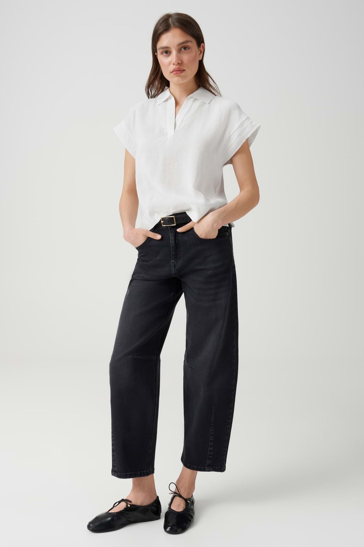 Lichtblauwe Opus blouse Sinula van katoen met elegante pasvorm en lange mouwen, gedragen door een model.