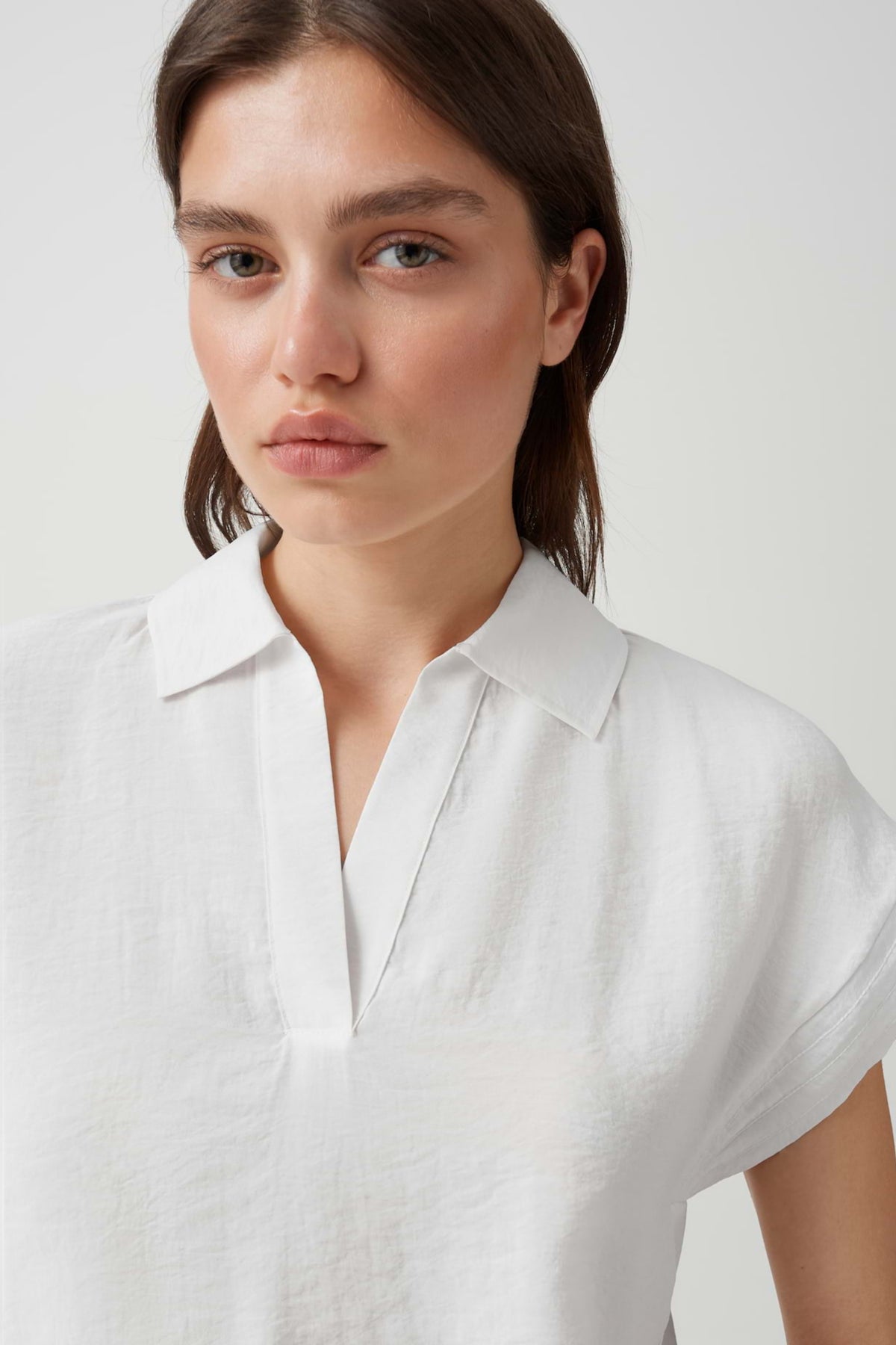 Lichte katoenen blouse van Opus met lange mouwen en een relaxte pasvorm, gedragen door een model.