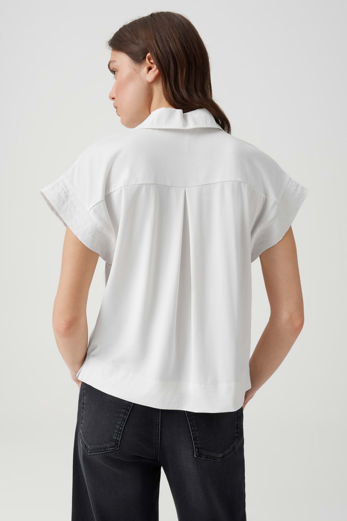 Lichte katoenen blouse van Opus, Sinula, met een elegante pasvorm en subtiele details, gedragen door een model.