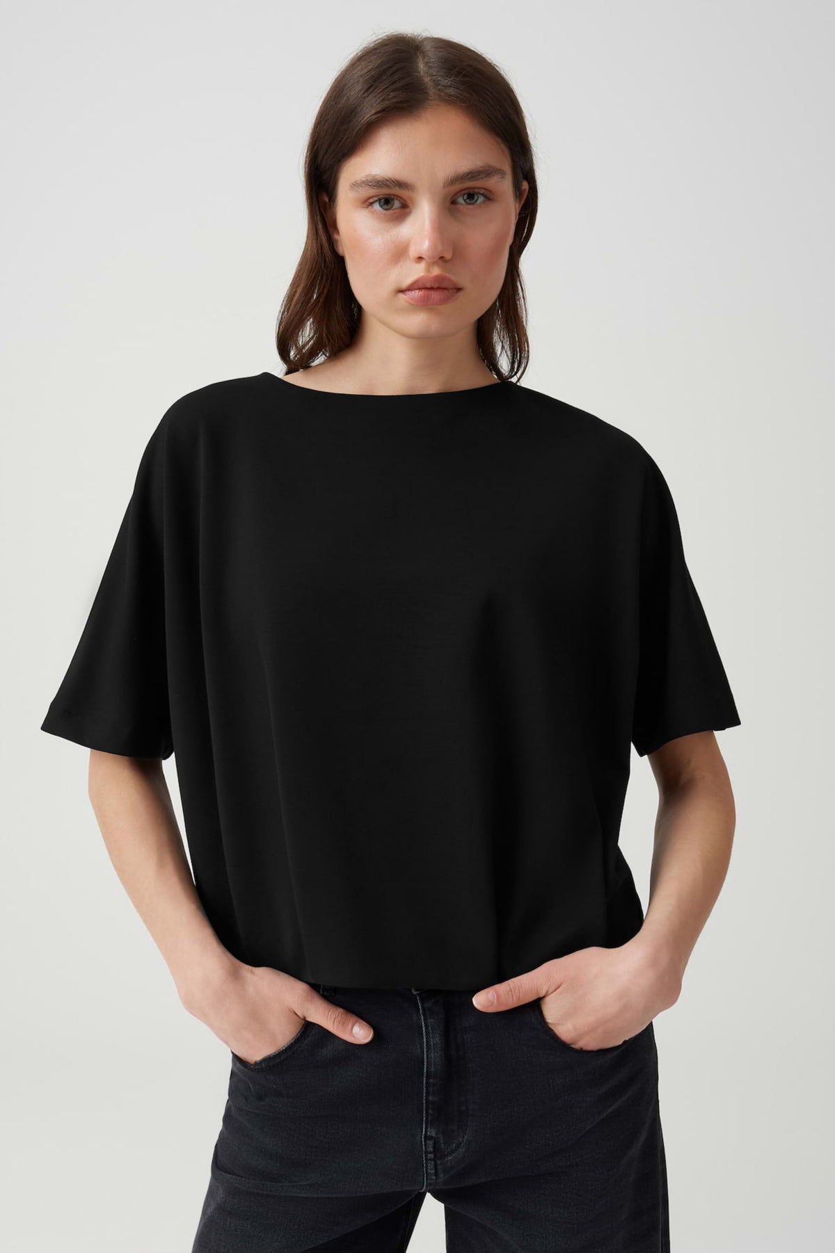 Zwarte top Ginne van Opus, modieus en comfortabel, gedragen door een model, met een stijlvolle pasvorm en korte mouwen.