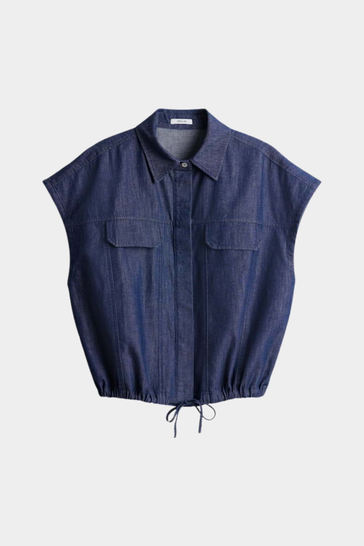 Blouse Fulisma Mid Oxford Blue van Opus, damesmodel met lange mouwen en ronde hals, gedragen door een model.