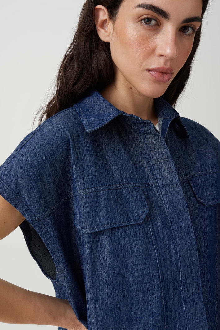 Blouse Fulisma Mid Oxford Blue van Opus, damesmodel met korte mouwen en stijlvolle pasvorm, zichtbaar in de afbeelding.