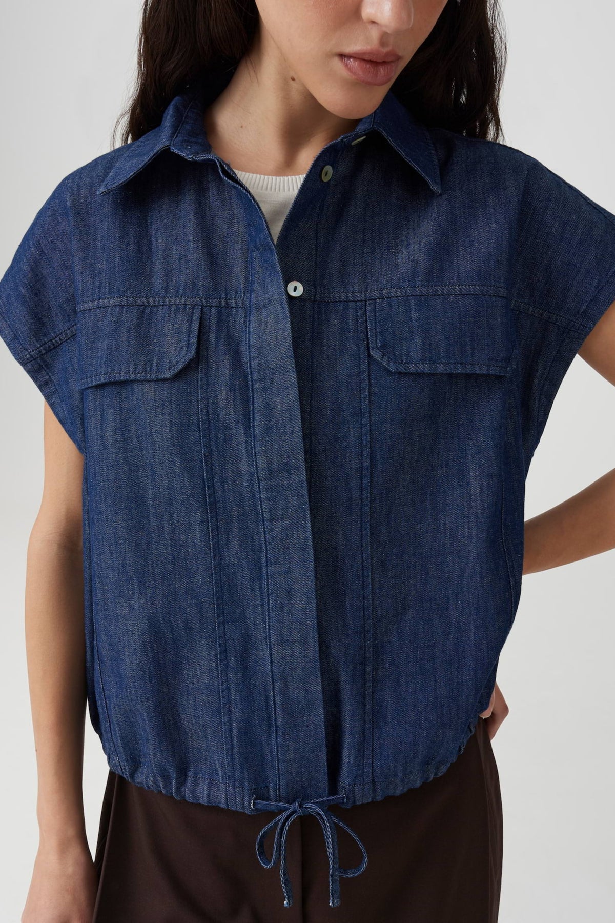 Blouse Fulisma Mid in Oxford Blue van Opus, getailleerde blauwe blouse met kraag en knoopsluiting, geschikt voor casual en zakelijk gebruik.