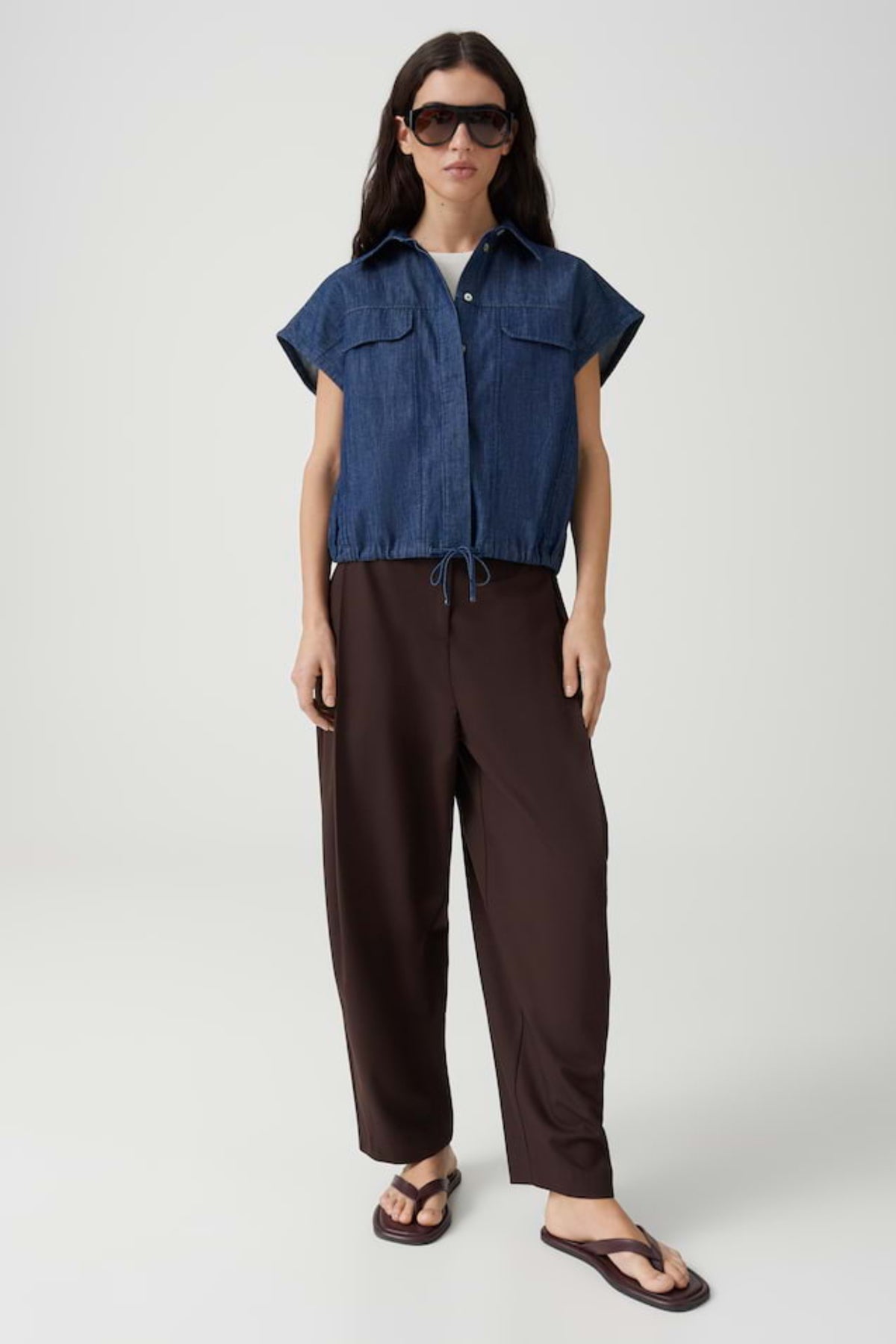 Blouse Fulisma Mid in Oxford Blue van Opus, zichtbaar met knoopsluiting en elegante pasvorm, gedragen door een model.