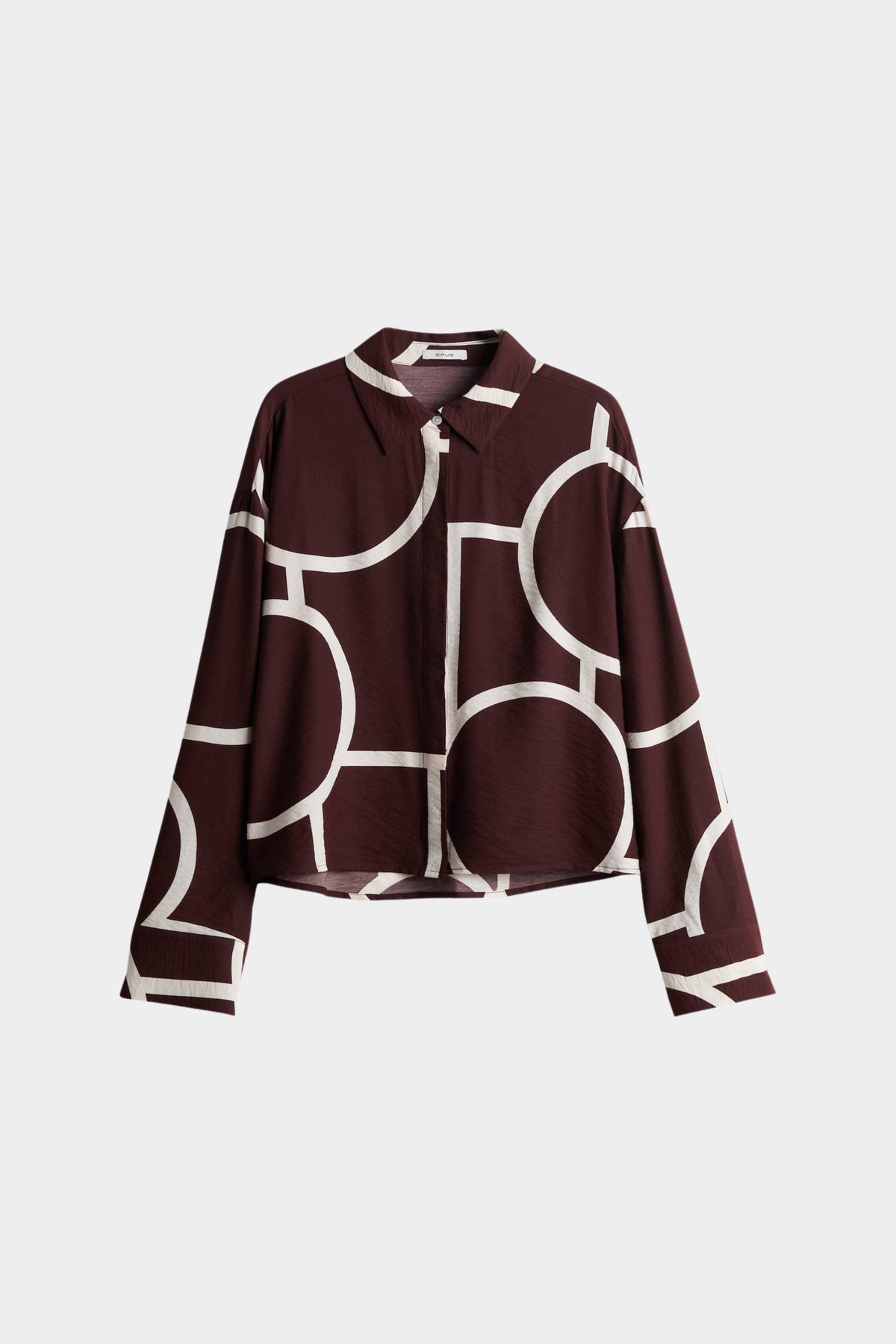 Lichte roze blouse Fordoa Atelier Cherry Jam van Opus met lange mouwen en ronde hals, gedragen door een model.