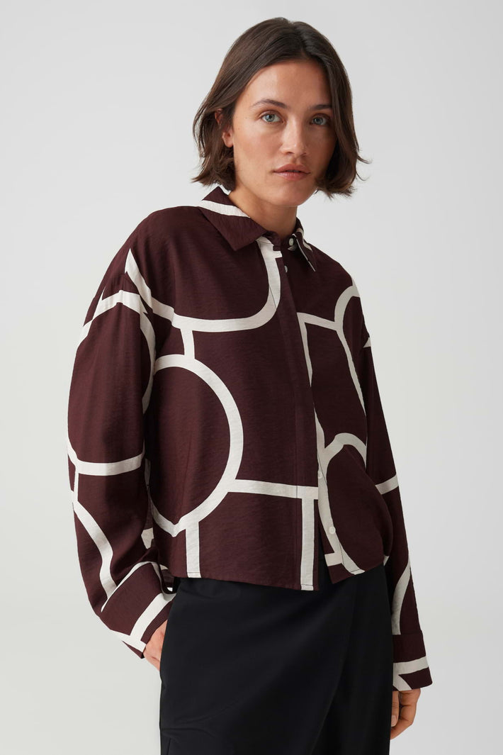 Blouse Fordoa Atelier Cherry Jam van Opus, lichtgewicht katoenen top met bloemenprint en ronde hals, gedragen door model.