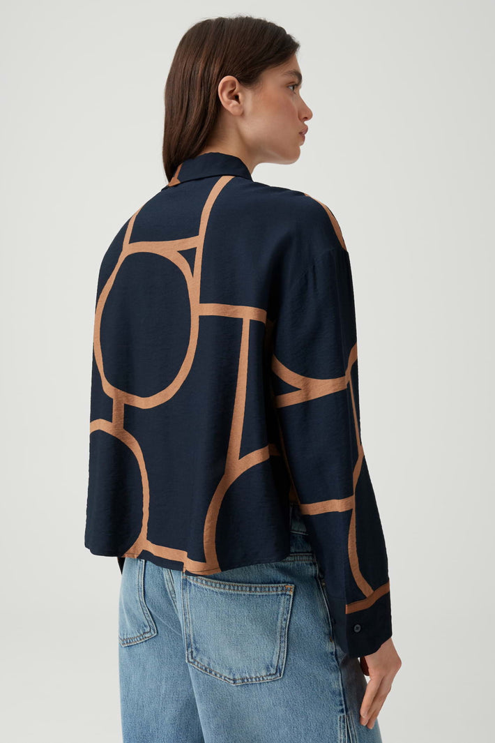 Blouse Fordoa Atelier Coal Blue van Opus, donkerblauwe blouse met losse fit en ronde hals, gedragen door een model.