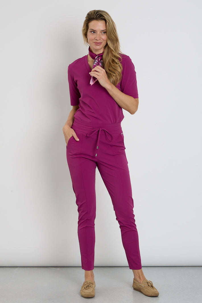 Lage travel broek van Mi Piace in magenta paars, comfortabel en geschikt voor reizen, met een losse pasvorm en elastische taille.