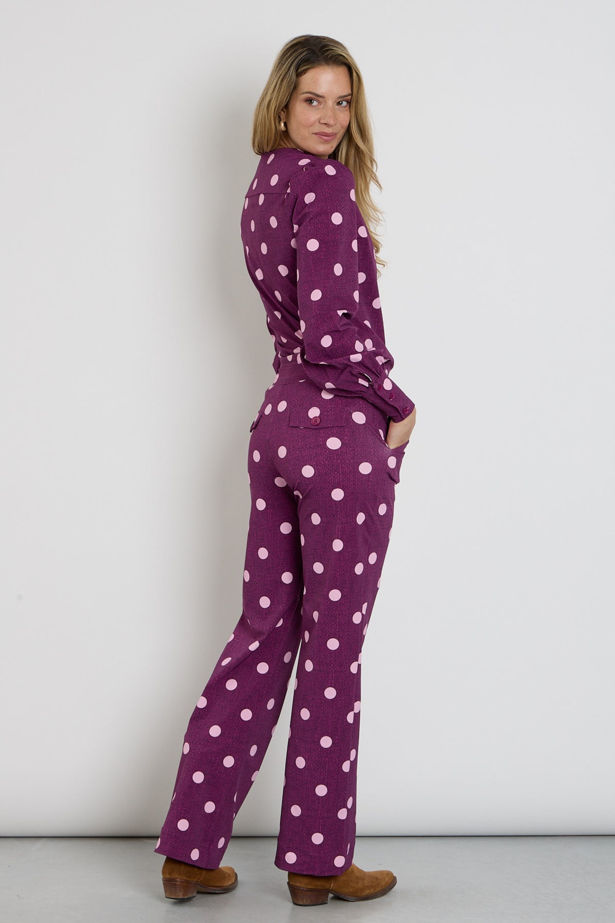 Lichte reisbroek van Mi Piace met dotstructuur print in magenta en paars, geschikt voor comfortabel reizen en casual dragen.