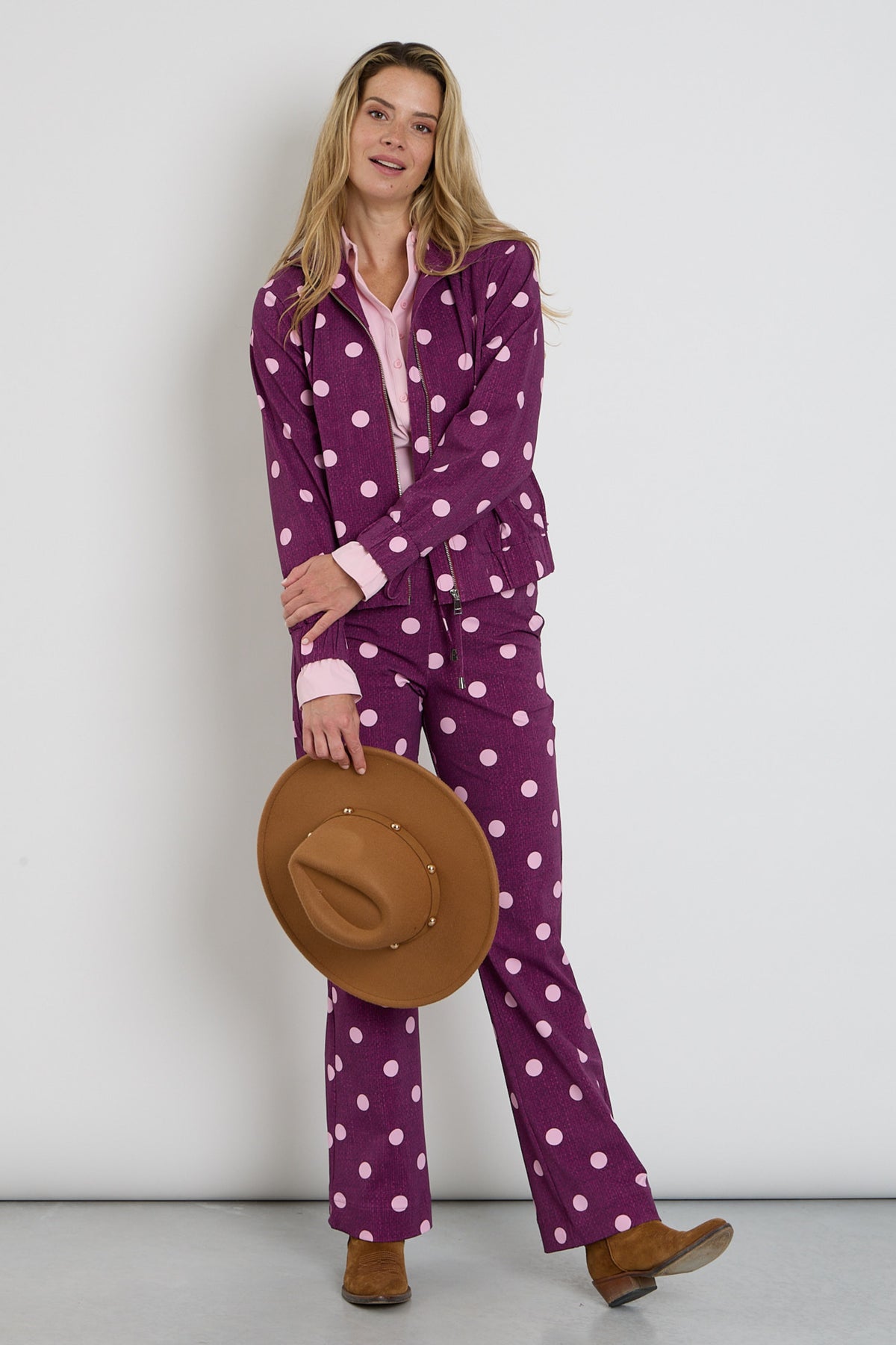 Elegante magenta paarse travel broek van Mi Piace met dot structuur print, geschikt voor comfortabel reizen en casual dragen.