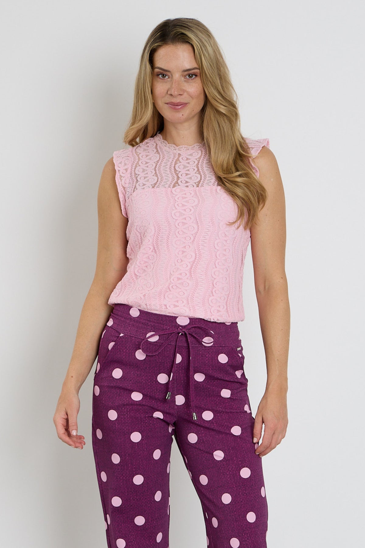 Mi Piace Travel Top Kant in Sweet Lilac, met kanten details en comfortabele pasvorm, geïllustreerd in de afbeelding.