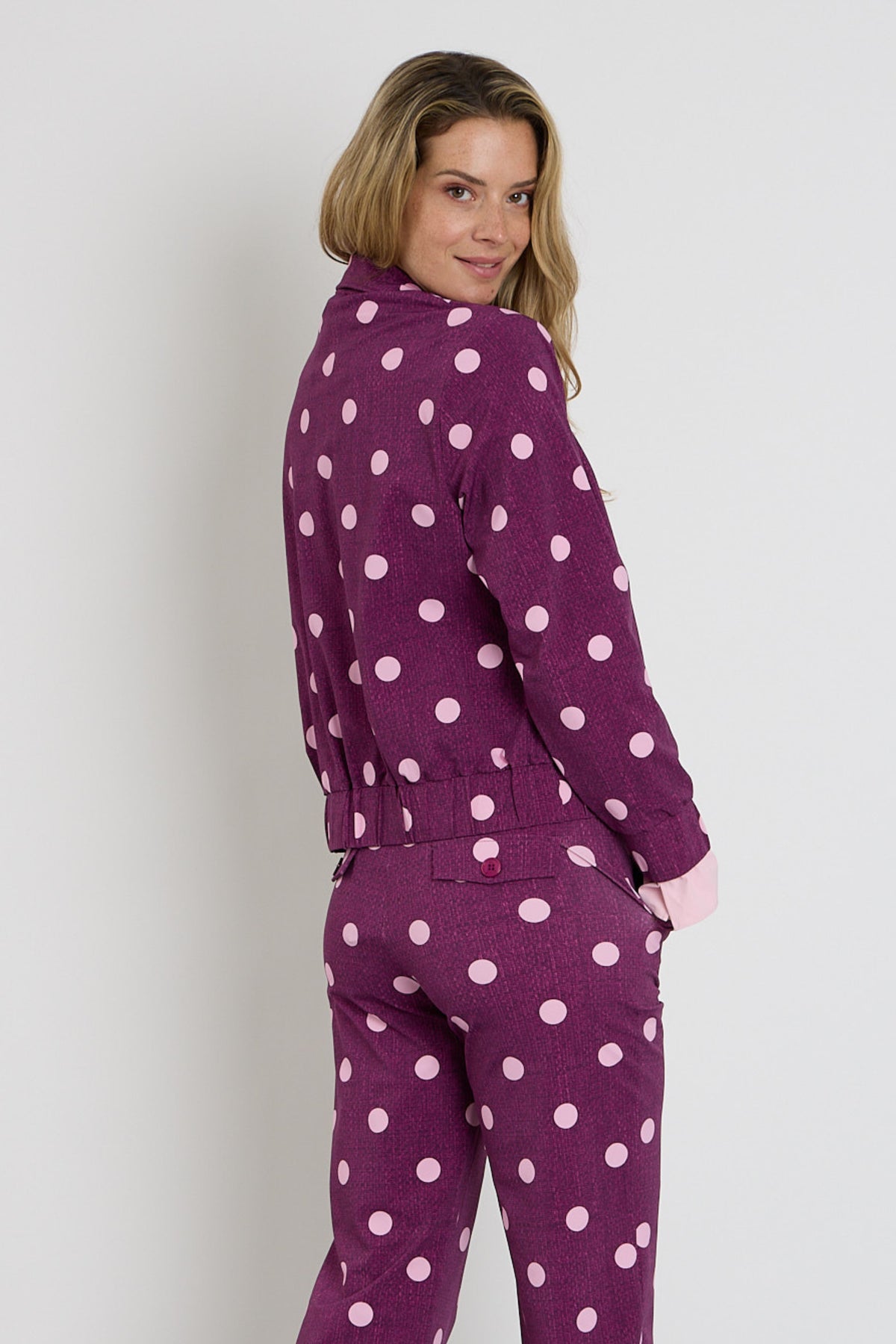 Oversized reisjas van Mi Piace met stippenprint in magenta en paars, lichtgewicht en comfortabel voor reizen en buitenactiviteiten.