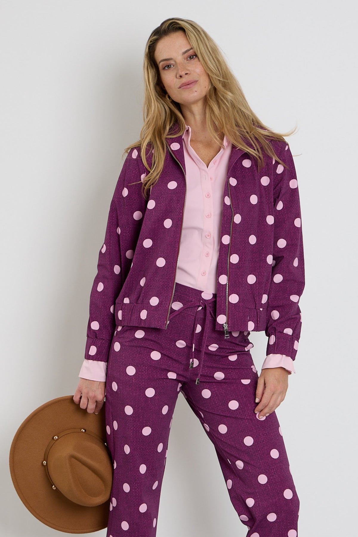 Oversized reiskledingjas van Mi Piace met dots in magenta en paars, zachte structuur en trendy print.