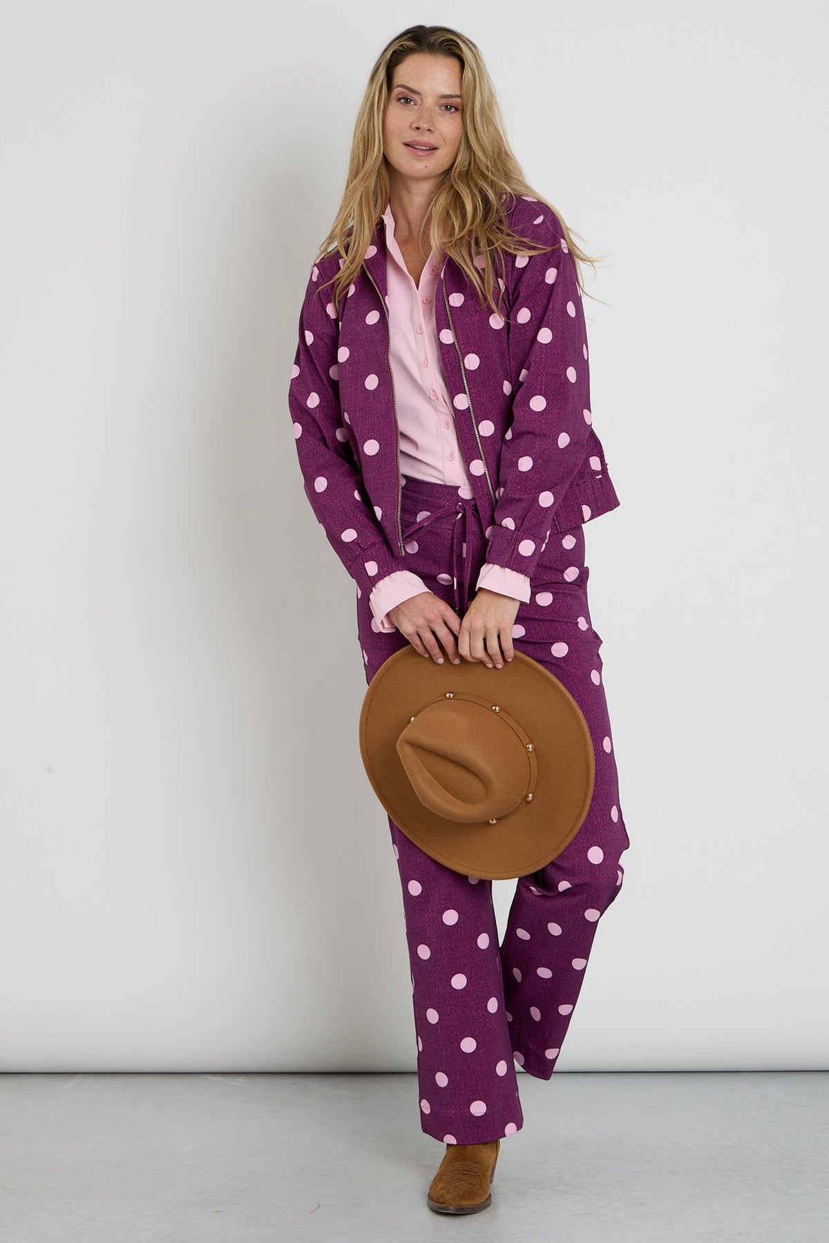 Oversized reiskledingjas van Mi Piace met stippenprint in magenta en paars, comfortabel en stijlvol voor reizen.