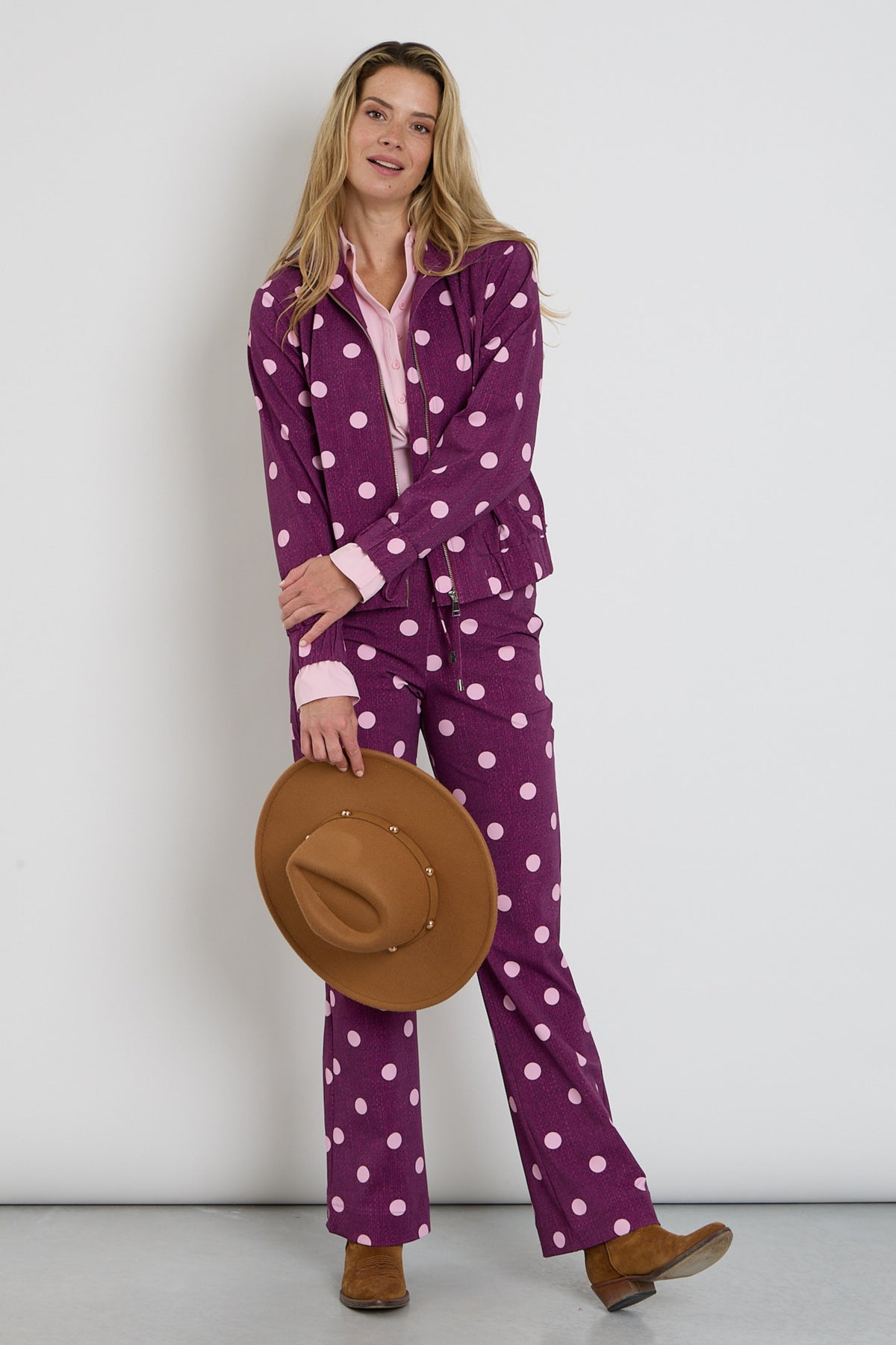 Oversized reiskledingjas van Mi Piace met dotstructuur print in magenta en paars, kleurrijk en comfortabel voor onderweg.