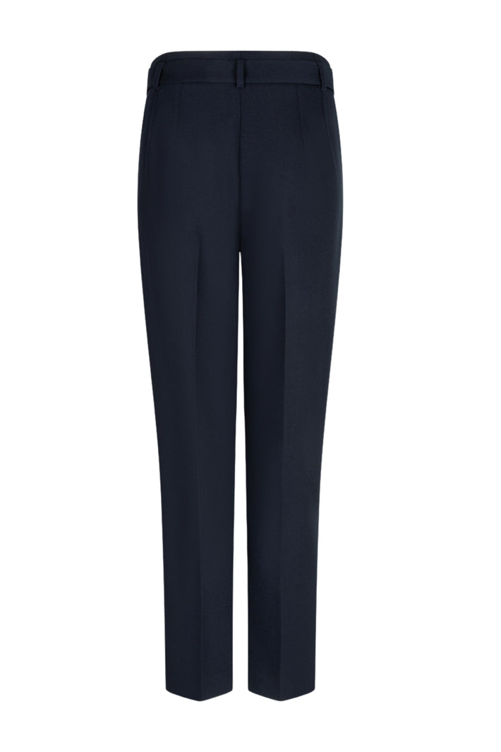 Diepe navy Ibana Polya broek met rechte pasvorm en elastische taille, gedragen door een model op een lichte achtergrond.