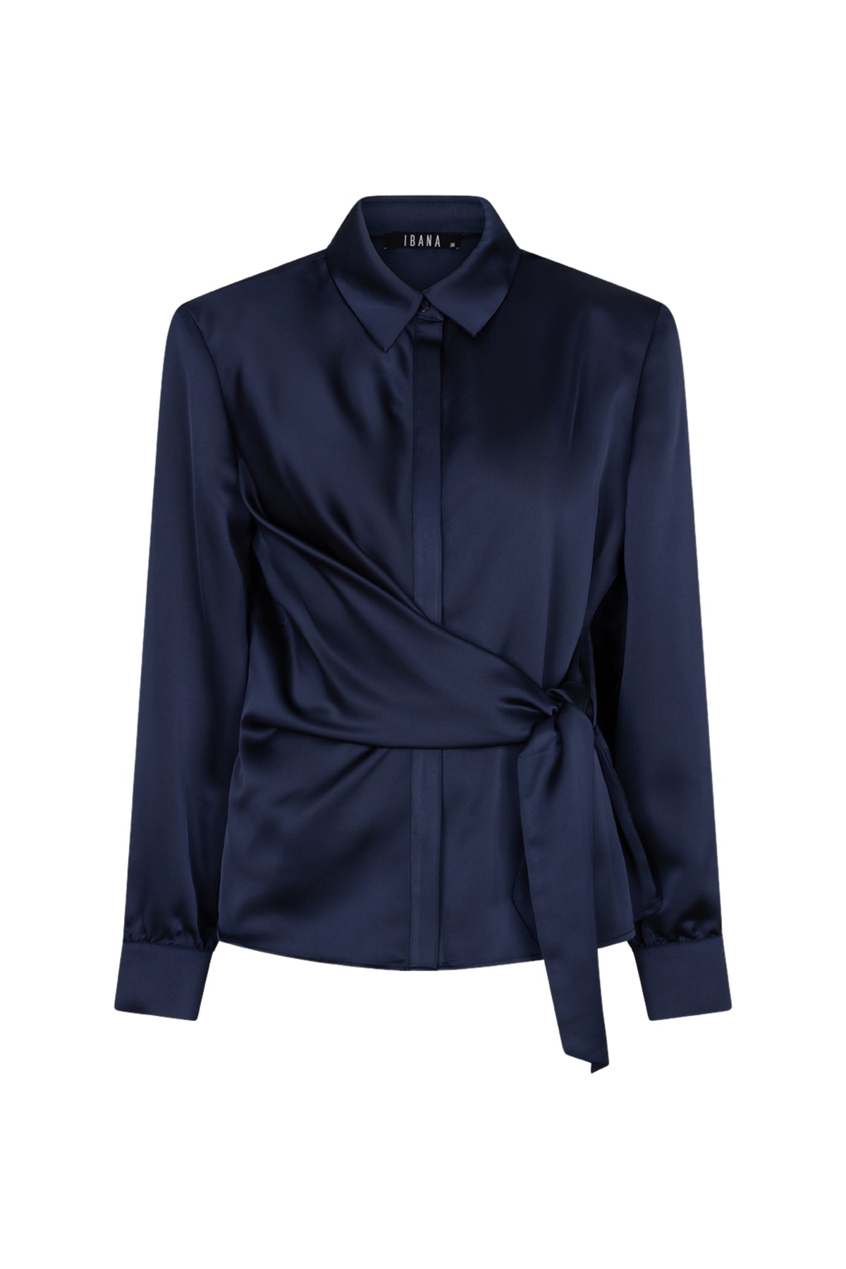Blouse Balina in deep navy van Ibana, getoond in een close-up met details van de zachte stof en elegante snit.
