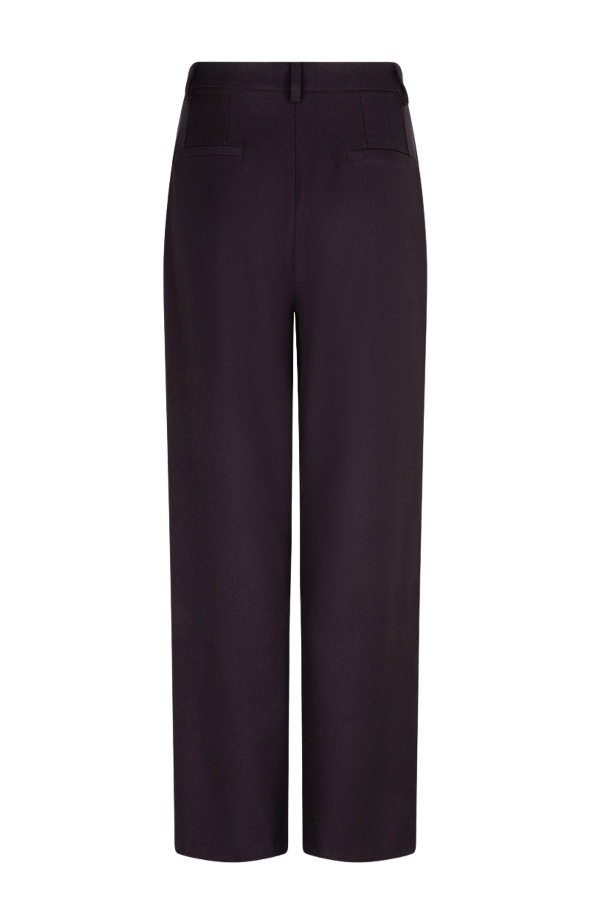 Ibana Perria aubergine broek met rechte snit en elastische taille, gedragen door een model op een witte achtergrond.