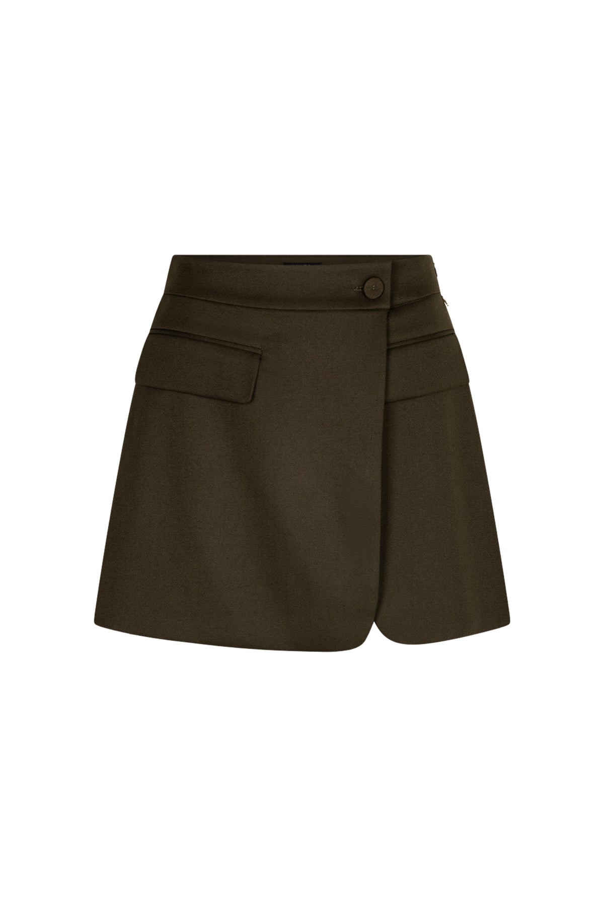 Donkere Ibana Sallisa Short Utility broek met zakken en stevige stof, gedragen door een model op de foto.