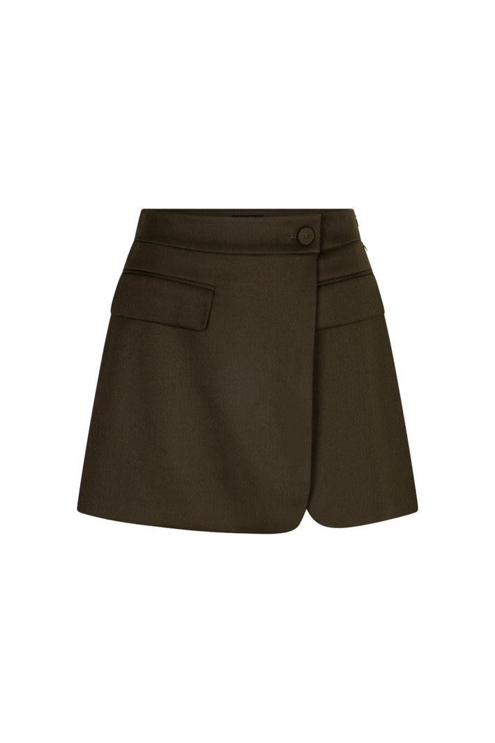 Donkere Ibana Sallisa Short Utility broek met zakken en stevige stof, gedragen door een model op de foto.