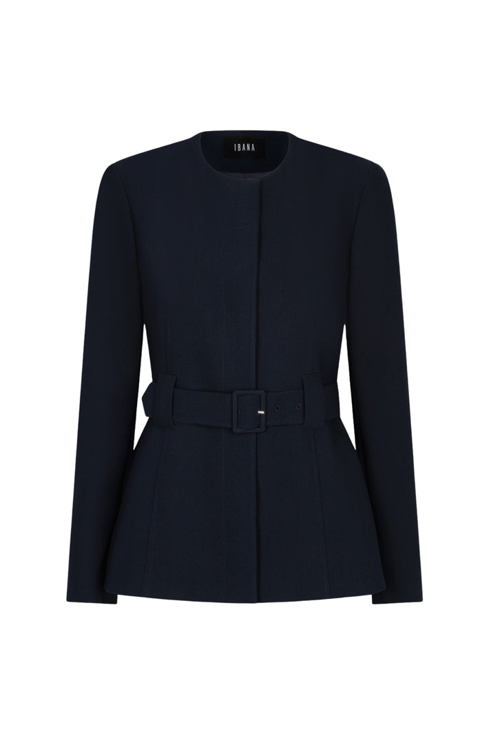 Ibana Joya diepe navy jas met kraag en rits, gedragen door een model, geschikt voor herfst en winter.