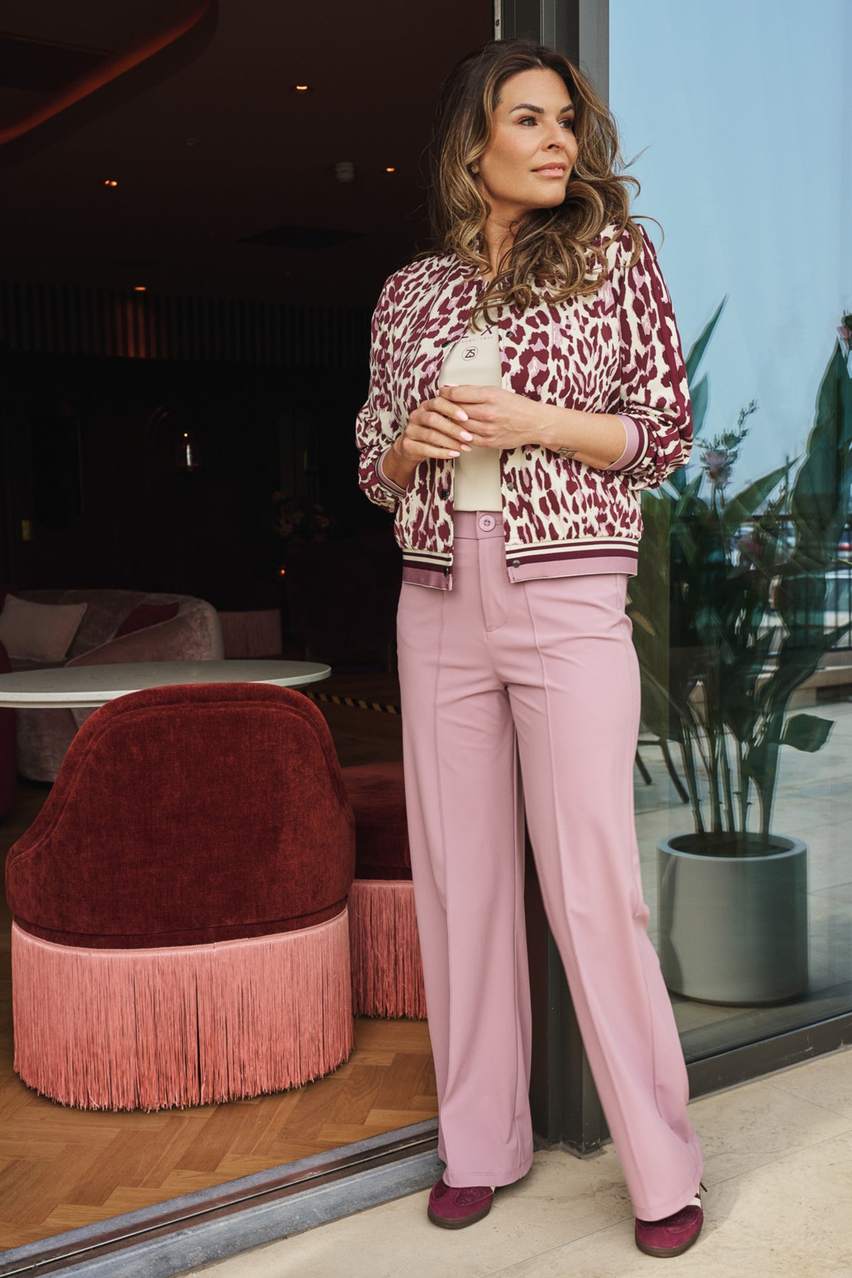 Zoso Travel jas Nicoline in mauve en bordeaux, gewatteerd en comfortabel, geschikt voor reizen en buitenactiviteiten.