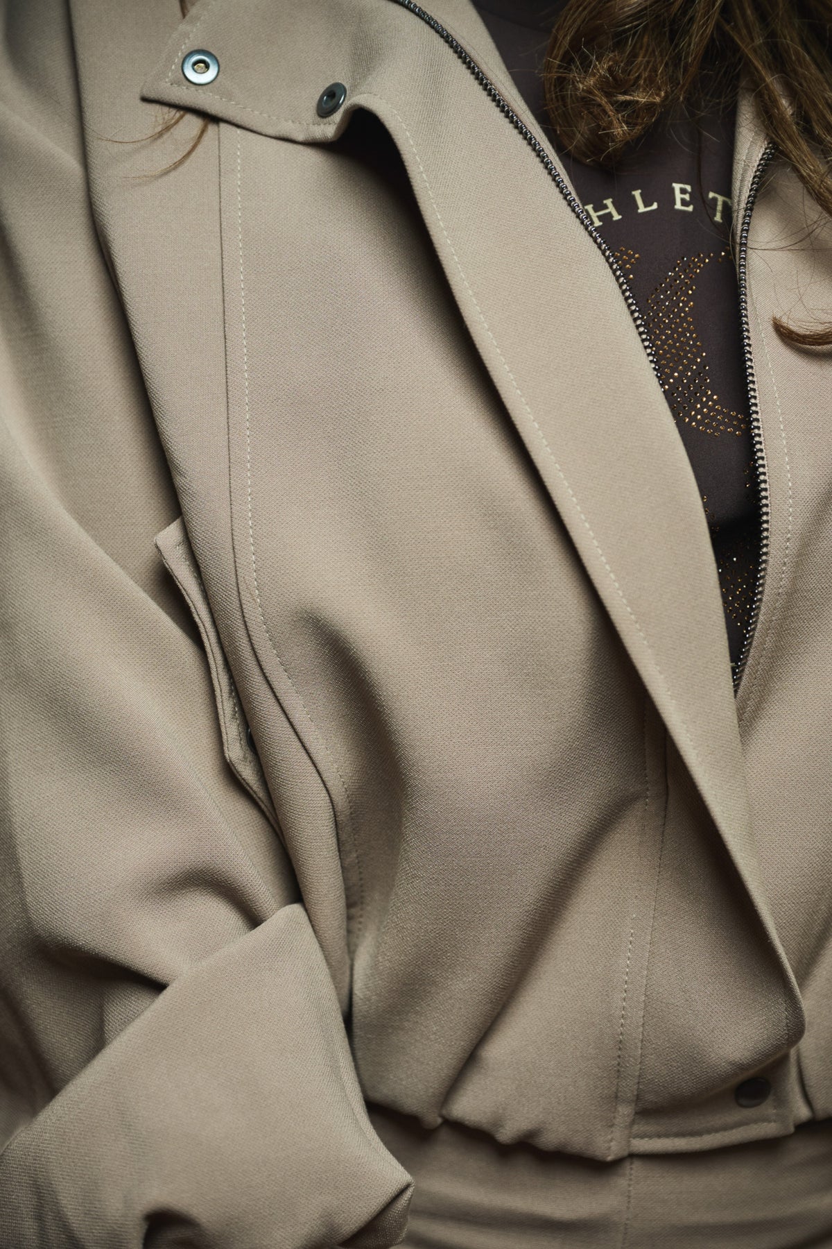 Taupe Lotte jas van Zoso, stijlvolle damesjas met lange mouwen en knopen, geschikt voor herfst en winter.