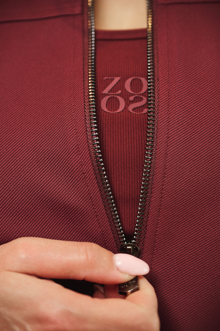 Zoso Travel Top June Bordeaux, lichtgewicht dames top met korte mouwen en ronde hals, op een witte achtergrond.