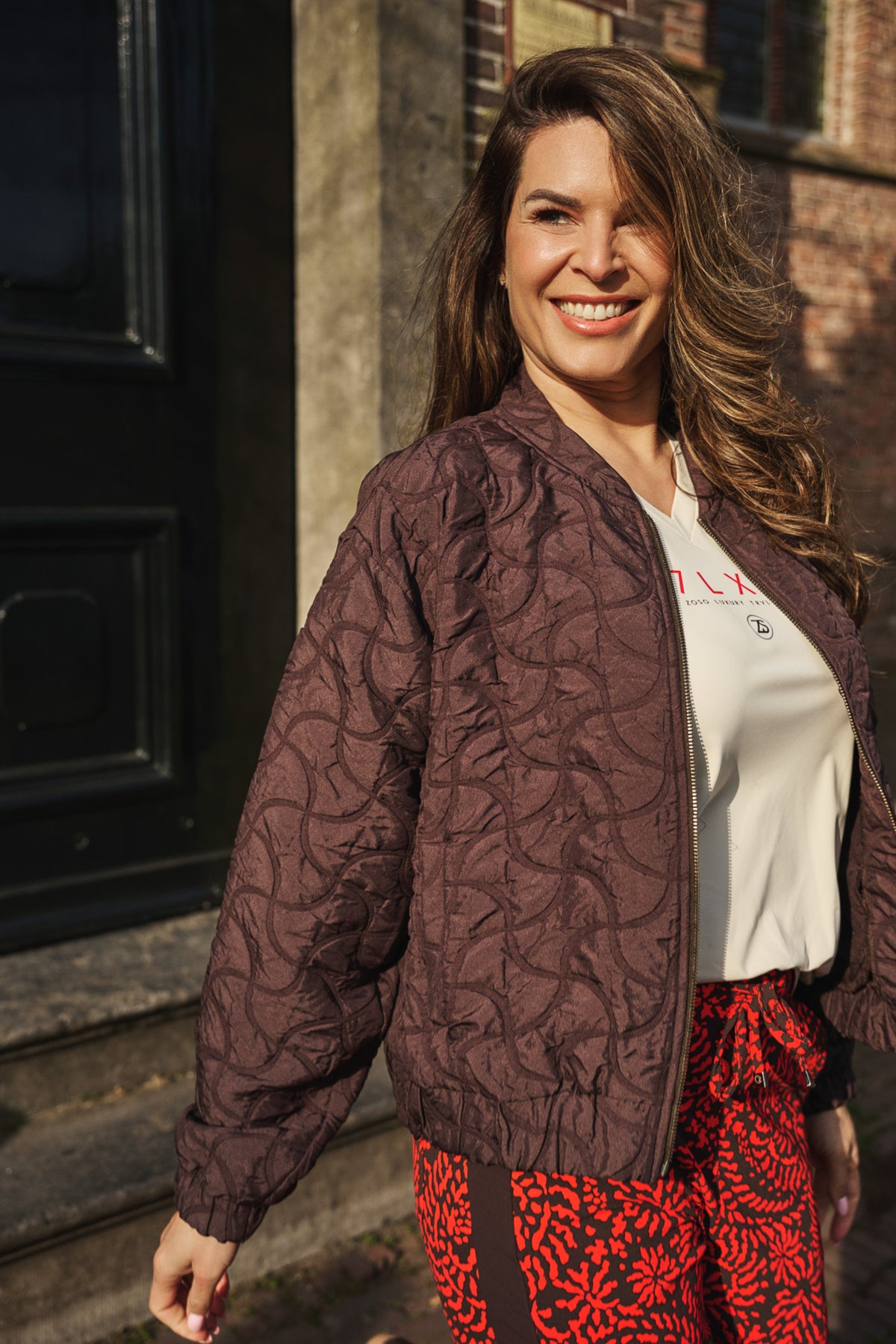 Zoso Sylvie Espresso jacket in donkerbruin stof met knopen en kraag, gedragen door model.