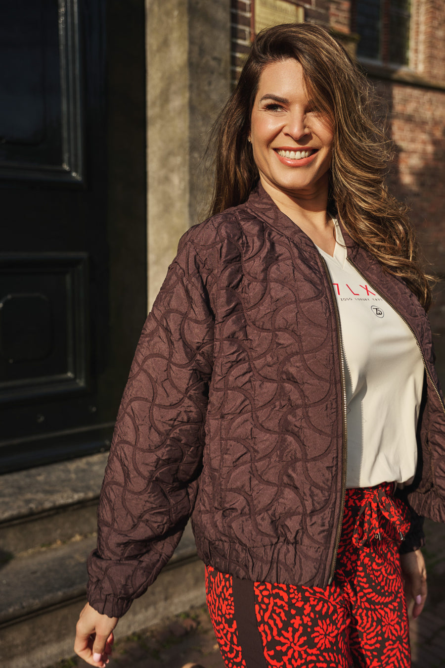 Zoso Sylvie Espresso jacket in donkerbruin stof met knopen en kraag, gedragen door model.