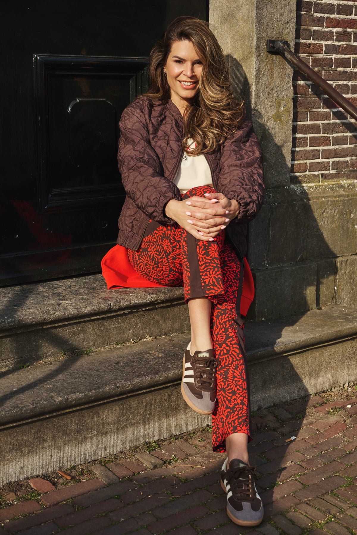 Zoso Sylvie Espresso 264 jas met comfortabele pasvorm en stijlvolle uitstraling, getoond in een modieuze foto.