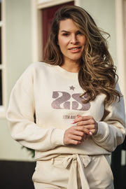 Zoso Glory ivoor multikleur sweater met print en ronde hals, gedragen door een model.
