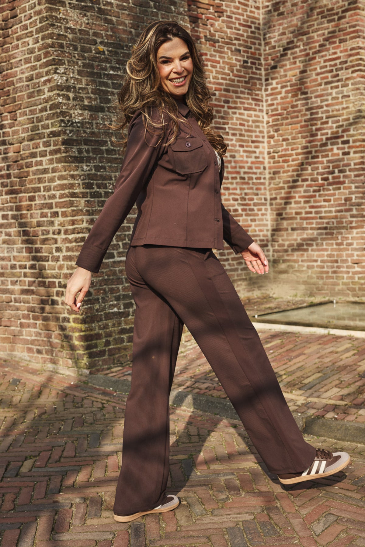 Zoso Travel Broek Jaimy Espresso 264, elegante damesbroek met comfortabele pasvorm en stijlvolle uitstraling.