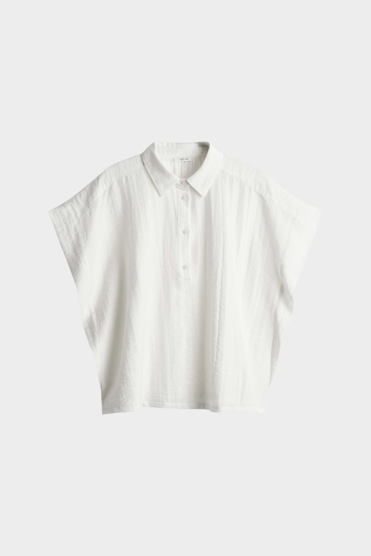 Lichte katoenen blouse van Opus met lange mouwen en knoopsluiting, gedragen door een model.