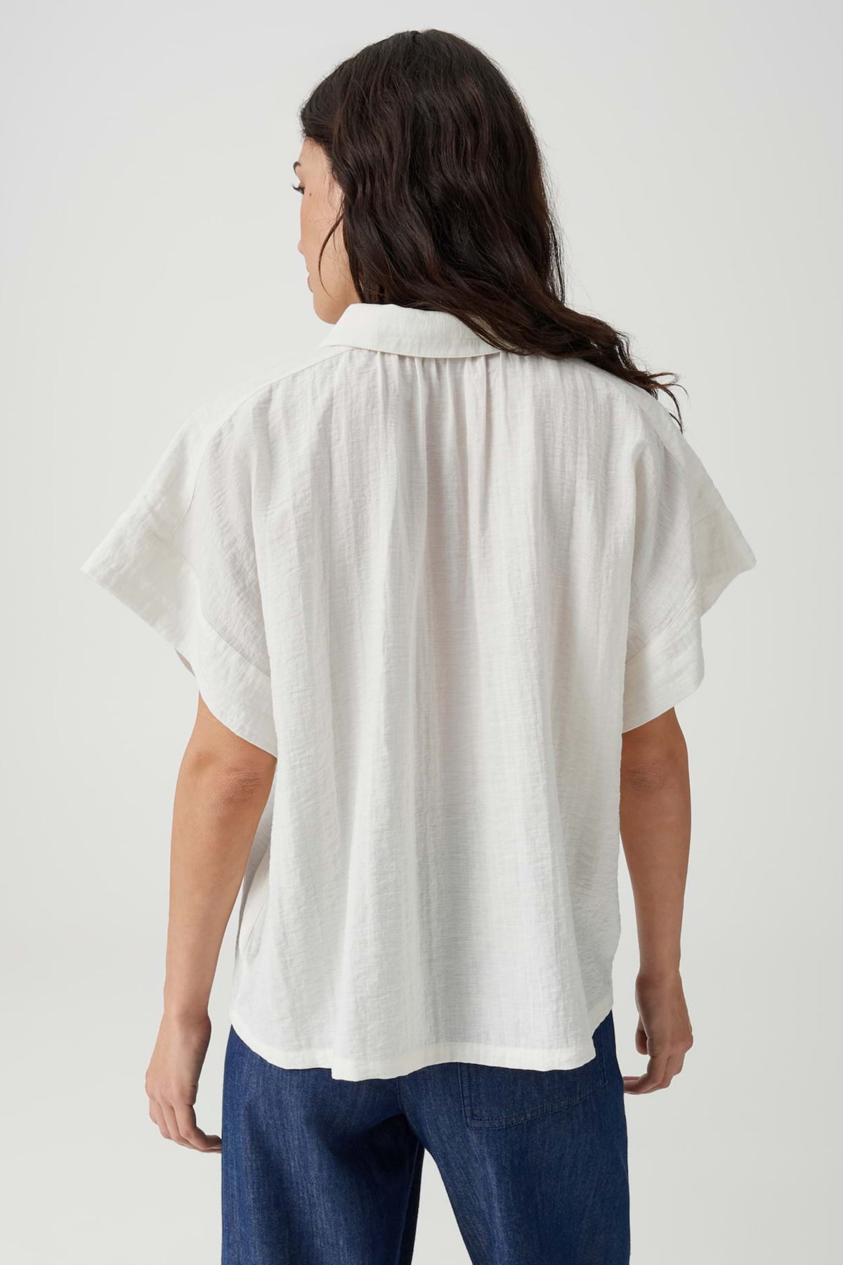 Lichte katoenen blouse van Opus met stijlvolle details, gedragen door een model, zichtbaar in een modieuze setting.